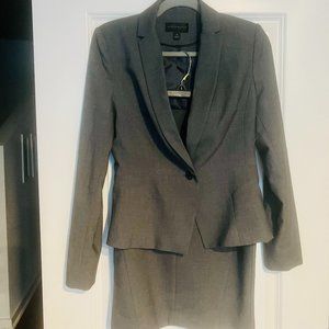 Women's Jacket and Skirt Suit. Size 4. Gray. Worthington. GREAT CONDITION!